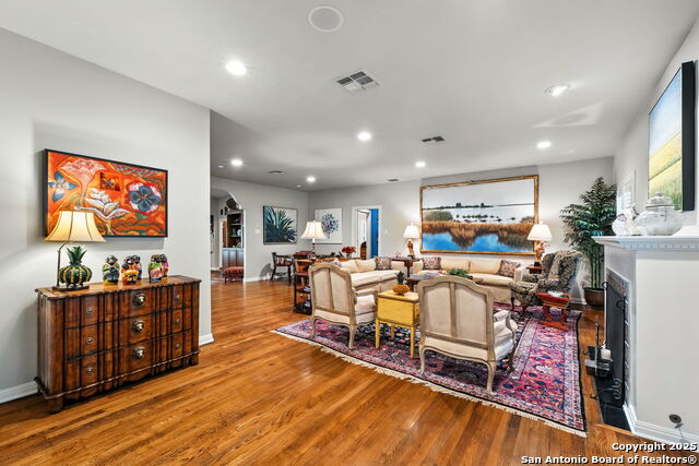 Listing photo id 5 for 620 Mandalay E