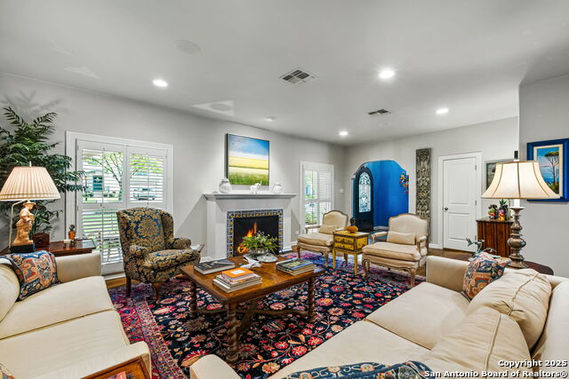 Listing photo id 7 for 620 Mandalay E