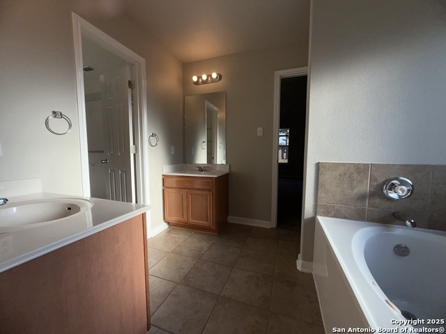 Listing photo id 14 for 570 Roadrunner