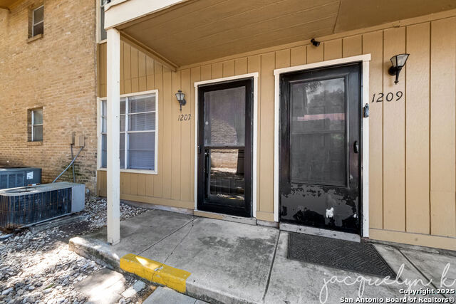 Image 2 of 28 For 923 Vance Jackson  1207
