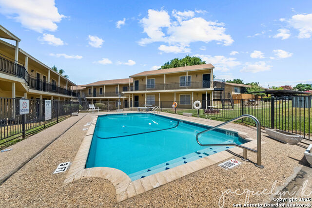 Image 27 of 28 For 923 Vance Jackson  1207