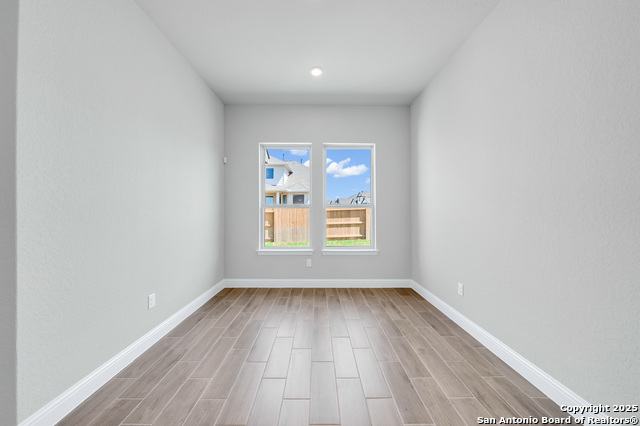 Listing photo id 10 for 105 Dryden Hills