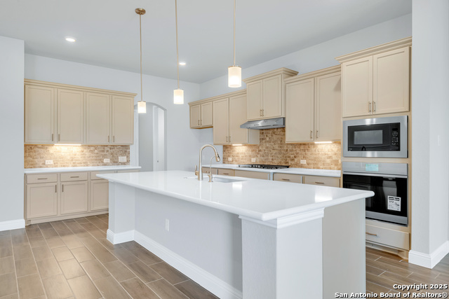 Listing photo id 6 for 105 Dryden Hills