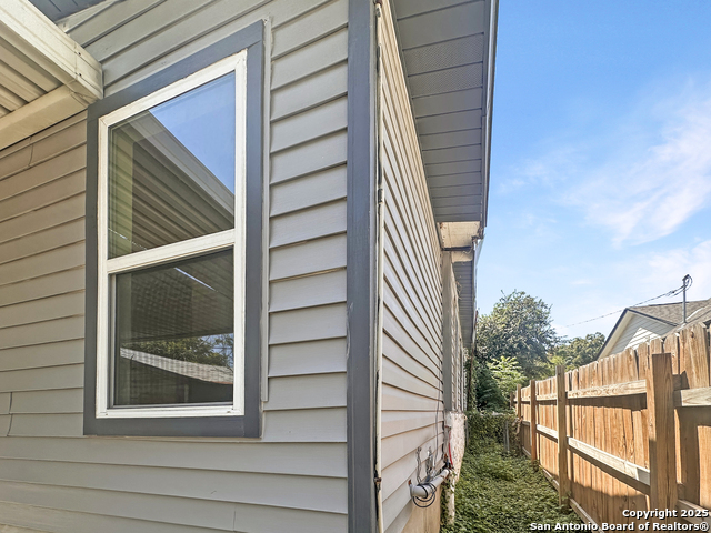 Image 18 of 24 For 2235 Houston E