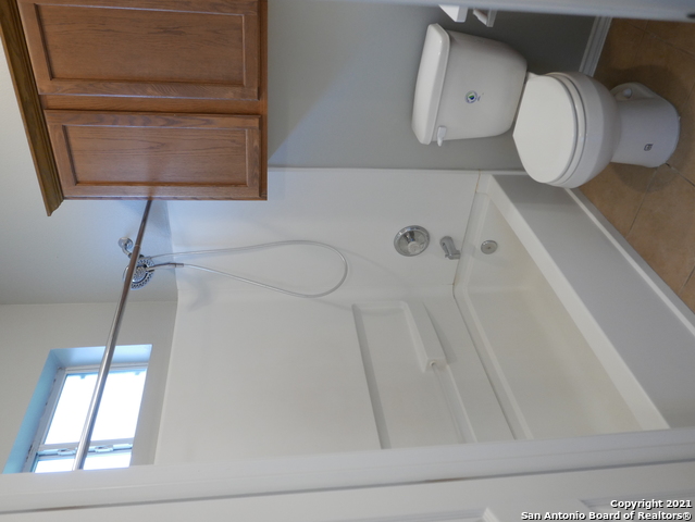 Listing photo id 21 for 4919 Ali Ave  3