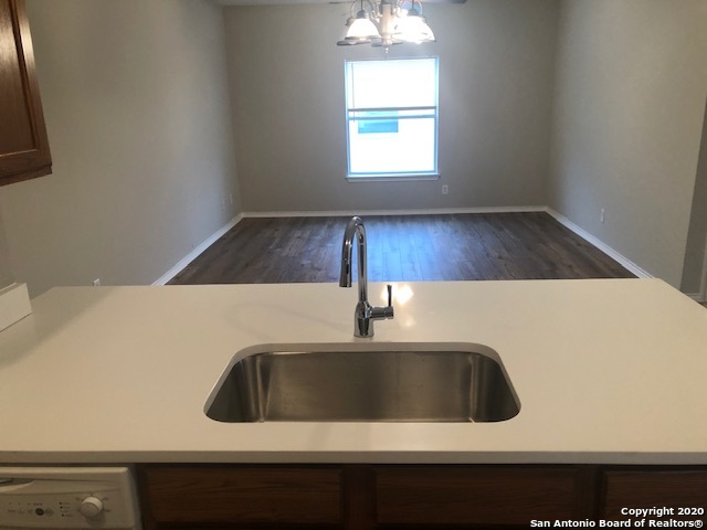 Listing photo id 7 for 4919 Ali Ave  3