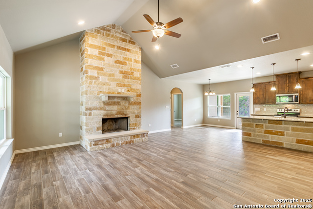 Listing photo id 1 for 423 Stars And Stripes