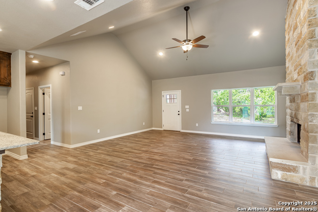 Listing photo id 3 for 423 Stars And Stripes