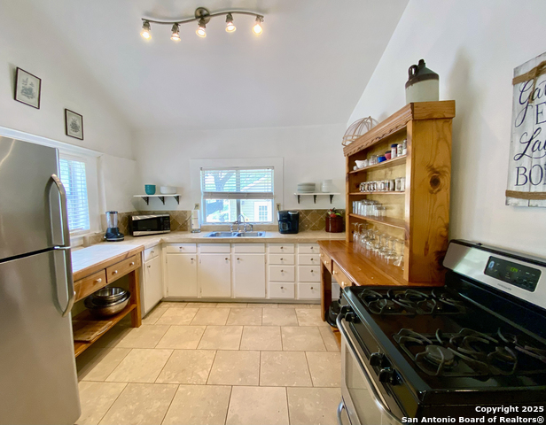 Listing photo id 17 for 512 County Rd 348  Aka River