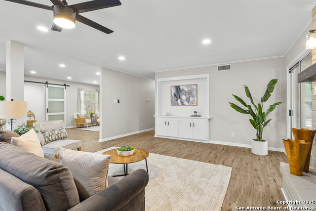 Listing photo id 14 for 371 Pike