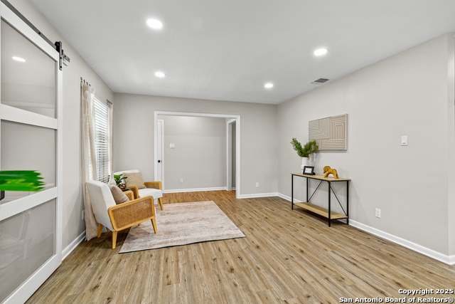 Listing photo id 3 for 371 Pike