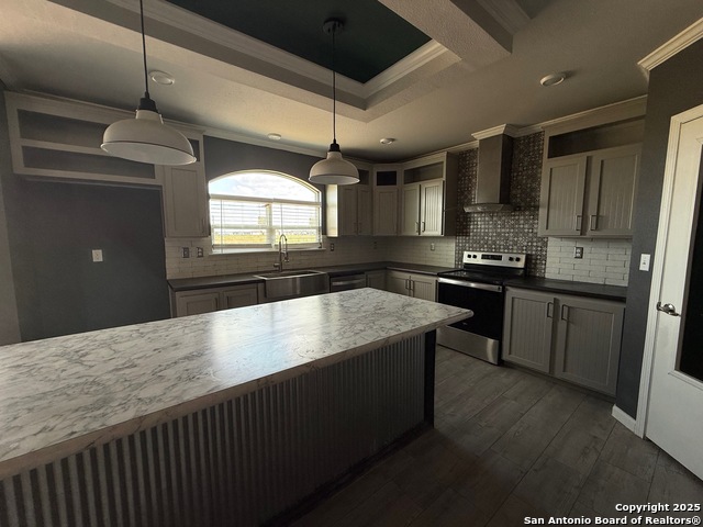 Listing photo id 7 for 211 Bianca  