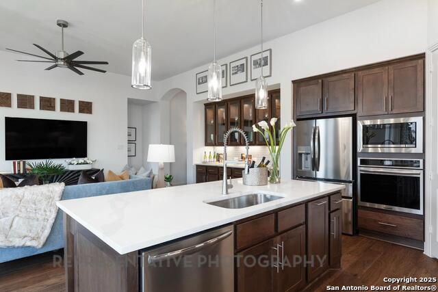 Listing photo id 1 for 406 Cleveland Way