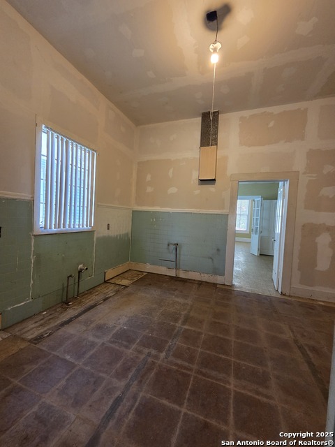 Image 19 of 34 For 238 Keller St