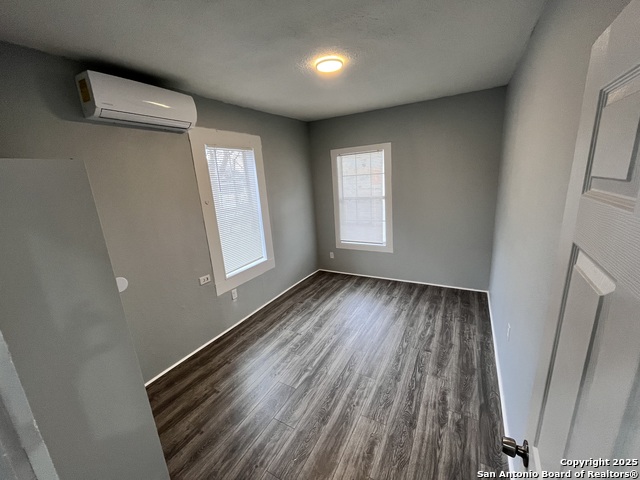 Listing photo id 3 for 820 Frank