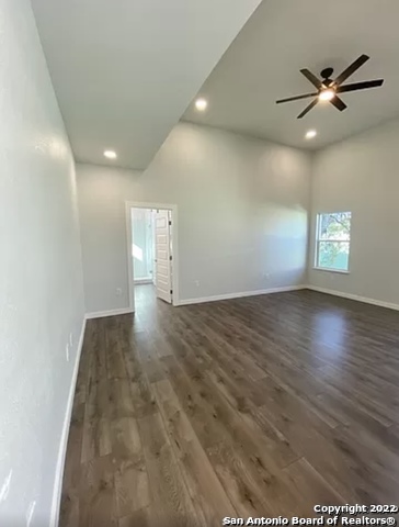 Listing photo id 12 for 427 Natalen  