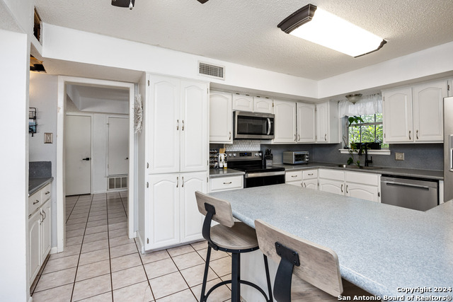 Listing photo id 9 for 212 San Saba