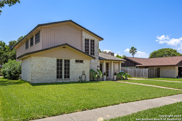 Listing photo id 0 for 212 San Saba