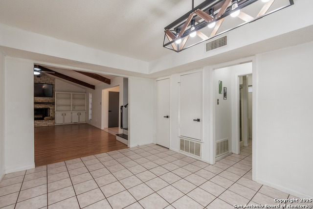 Listing photo id 7 for 212 San Saba