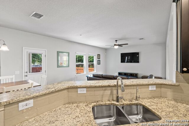 Listing photo id 10 for 10410 Pecan Crst