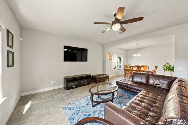 Listing photo id 3 for 10410 Pecan Crst