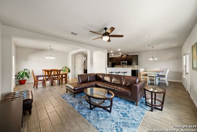 Listing photo id 4 for 10410 Pecan Crst