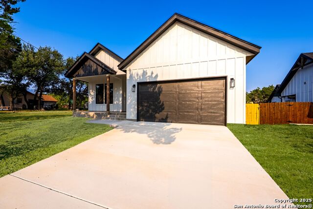 Image 3 of 40 For 1053 Live Oak Dr
