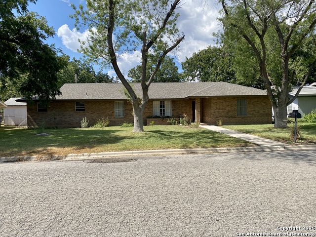 Details for 740 Skylane Dr S, Uvalde, TX 78801