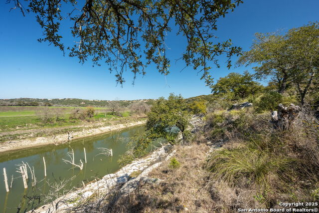 Image 21 of 48 For 365 River Cliff