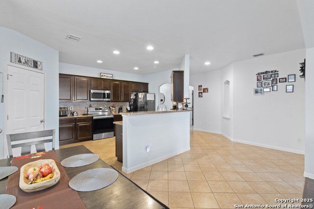 Listing photo id 7 for 4719 Badland Beacon