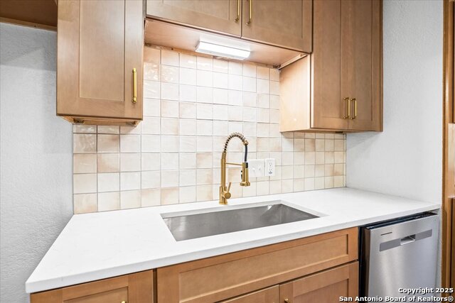 Image 17 of 32 For 15511 Elm Park