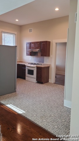 Image 16 of 19 For 533 Carson St E 3