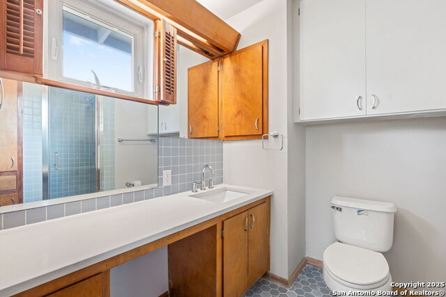 Image 19 of 24 For 711 Oban  