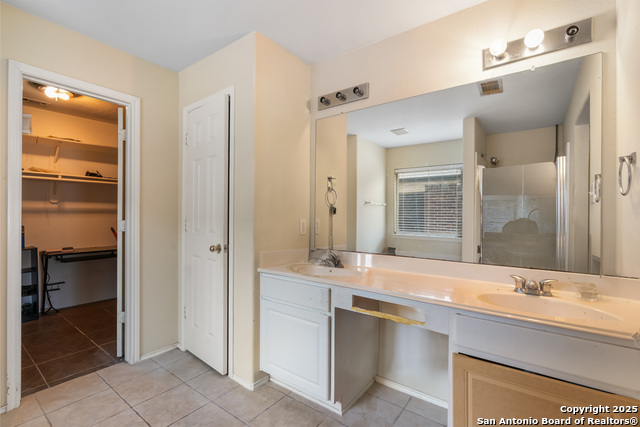 Listing photo id 14 for 14727 Arbor Trace