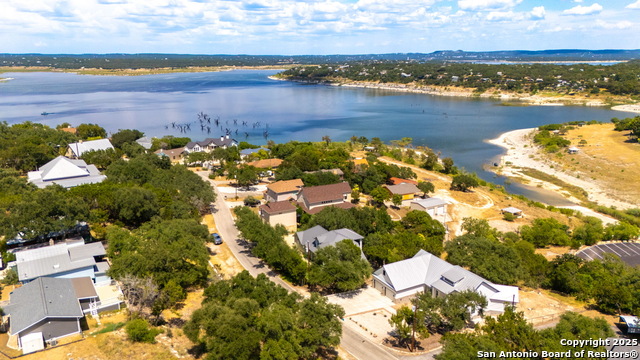 Listing photo id 10 for 1761 Lakeside W