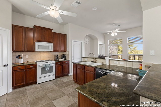 Listing photo id 21 for 1761 Lakeside W