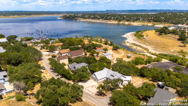 Listing photo id 2 for 1761 Lakeside W