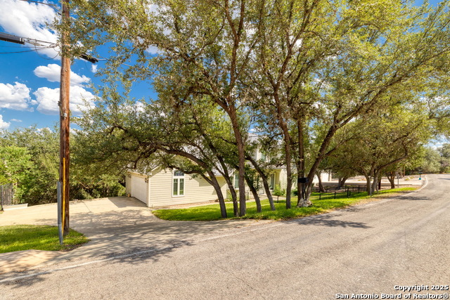 Listing photo id 46 for 1761 Lakeside W