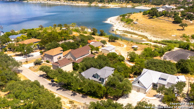 Listing photo id 4 for 1761 Lakeside W
