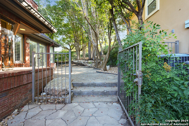 Listing photo id 30 for 3 Amber Gln  