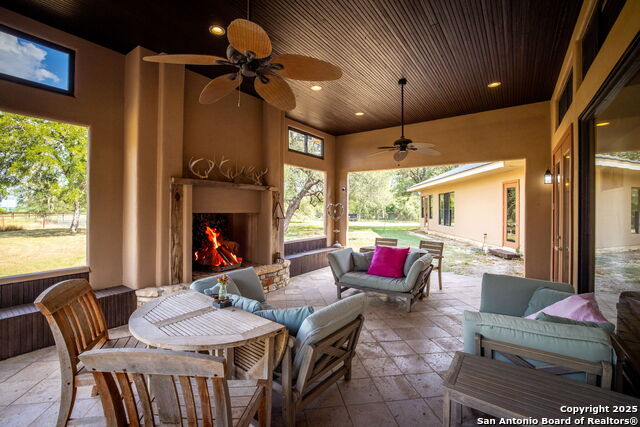 Listing photo id 14 for 4025 Marion Rd