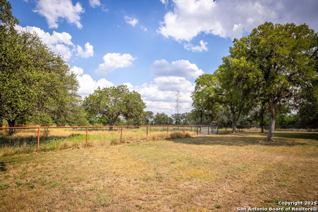 Listing photo id 16 for 4025 Marion Rd
