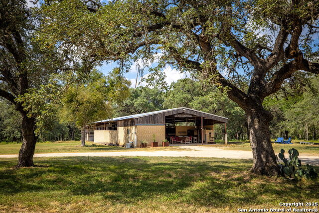 Listing photo id 17 for 4025 Marion Rd