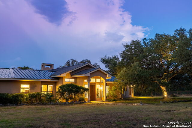 Listing photo id 0 for 4025 Marion Rd