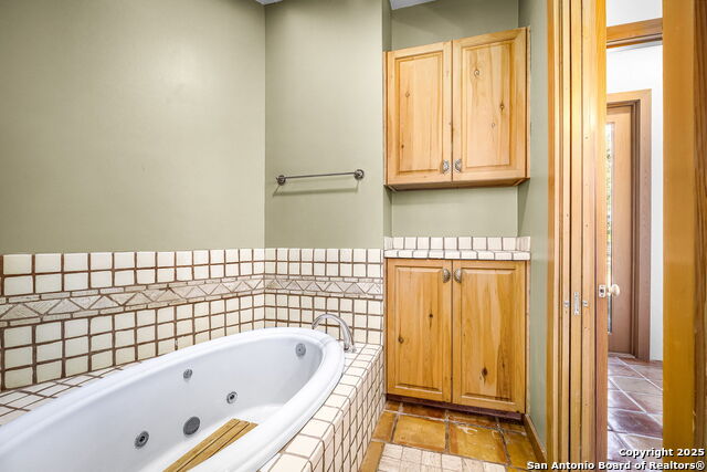 Listing photo id 40 for 4025 Marion Rd