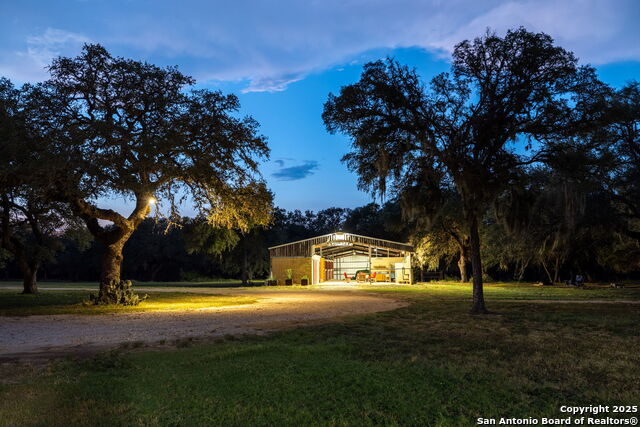 Listing photo id 3 for 4025 Marion Rd