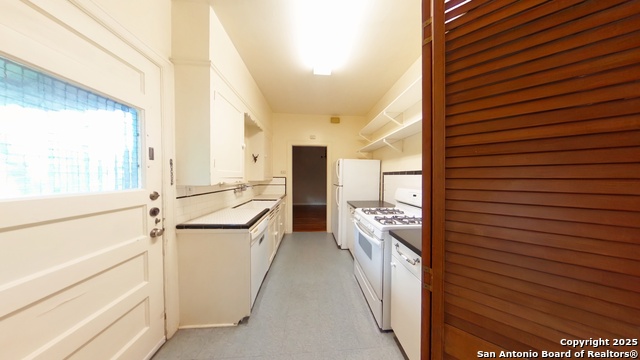 Image 10 of 13 For 320 Lullwood E