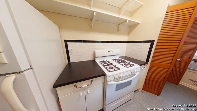 Image 11 of 13 For 320 Lullwood E