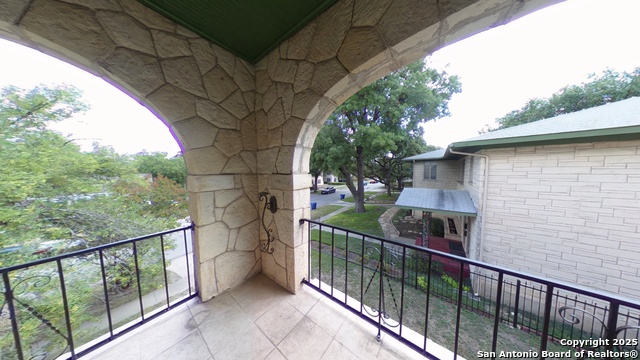 Image 2 of 13 For 320 Lullwood E