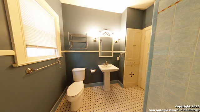 Image 7 of 13 For 320 Lullwood E